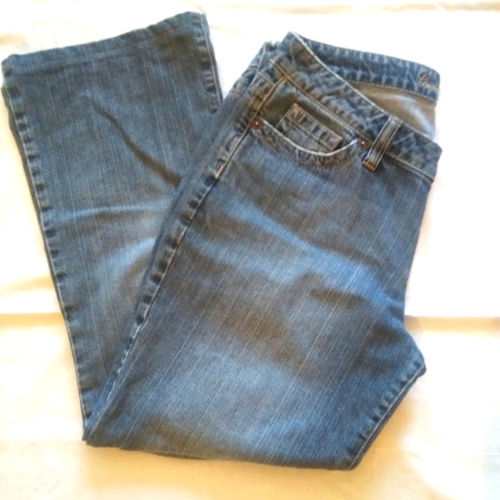 Guess jeans Montreal boot cut cropped jeans size 30P (PETITE WOMEN)